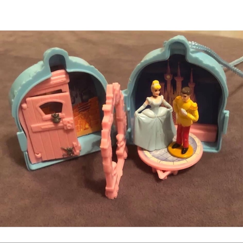 Disney- Princess Cinderella play set & necklace “Once Upon A Time” (bundle) - Picture 3 of 12